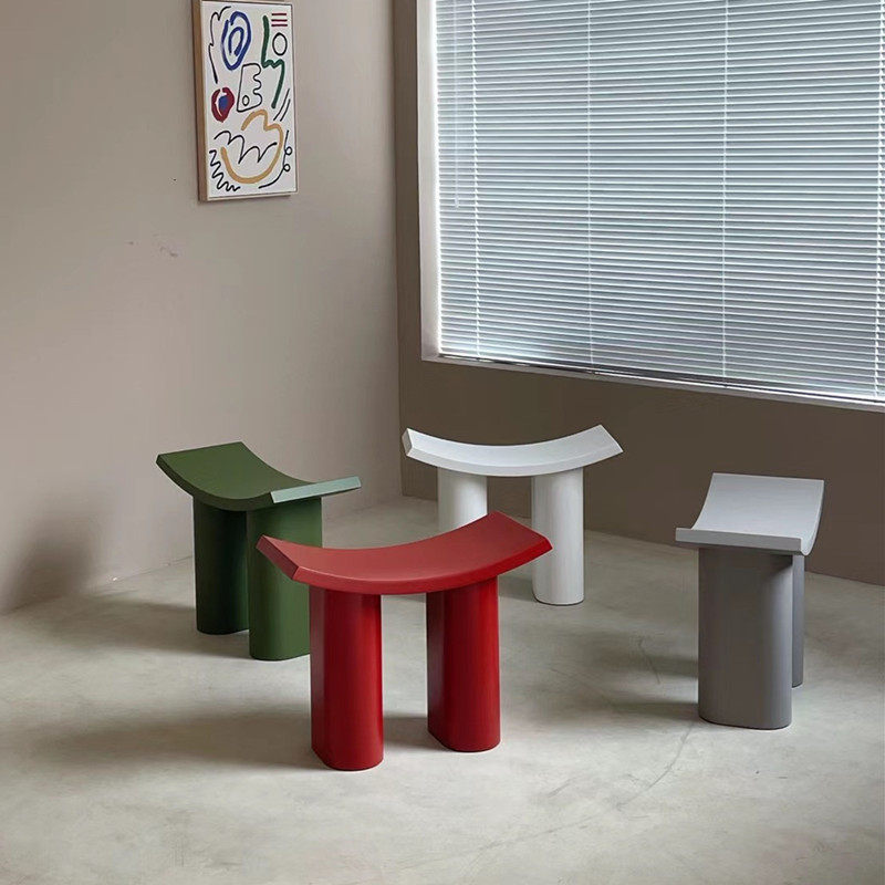 Sculptural Curve Stool – Monolithic Molded Seat with Dual-Cylinder Base